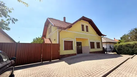 Eladó családi ház, Dabas 7 szoba 235 m² 202.5 M Ft