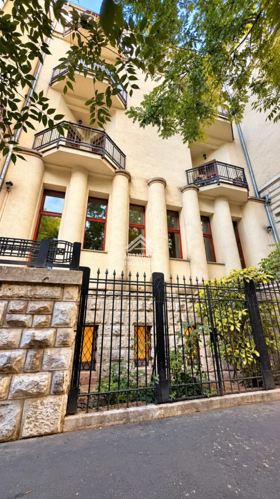 eladó üzlethelyiség utcai bejáratos, Budapest, VI. kerület